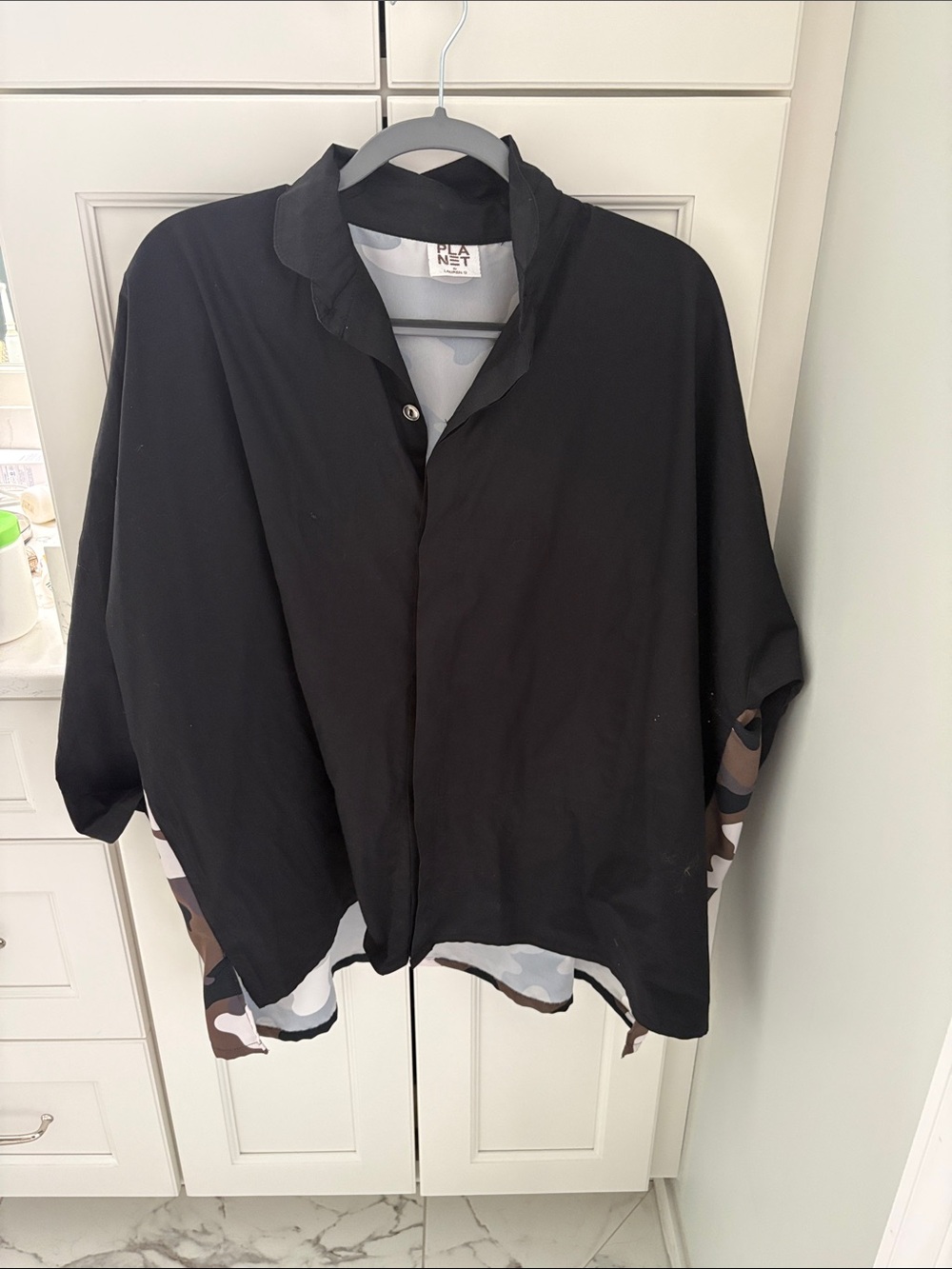 Planet by Lauren G OS blouse. Black front/sleeves. Camo back.